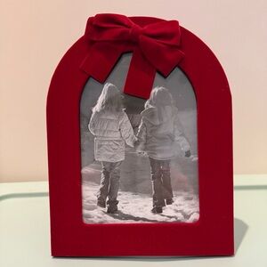 Pretty Red 5" x 7" Velvet Arch with Bow Frame- NWT